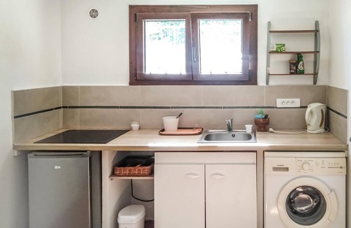 Vitrolles Apartment | Practical vacation apartment with garden - ideal for a couple's vacation.