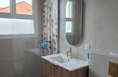 Vallieres House | Private room in the city center with breakfast!