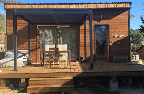 La Ciotat Ski Chalet | Quaint 1-bedroom chalet in La Ciotat with 2 friendly cats .Chalet Gay friendly