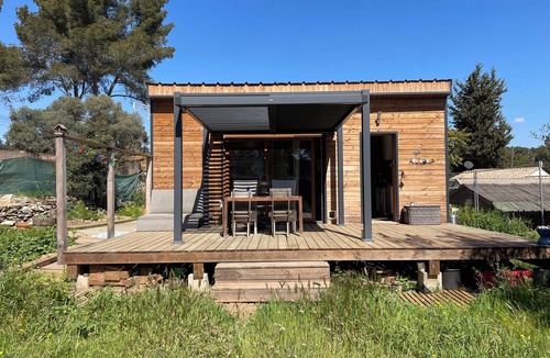 La Ciotat Ski Chalet | Quaint 1-bedroom chalet in La Ciotat with 2 friendly cats .Chalet Gay friendly