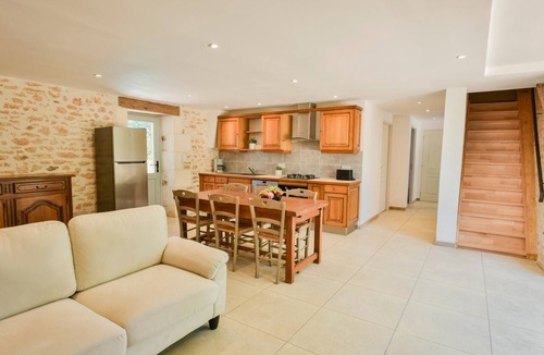 Montcabrier House | Quality gîte with a terrace and private pool