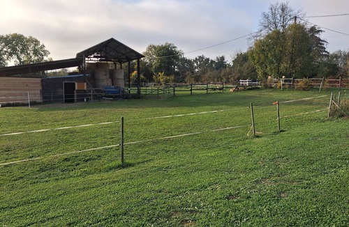 Les Crevents House | Quiet accommodation and verdoyant.au horses.