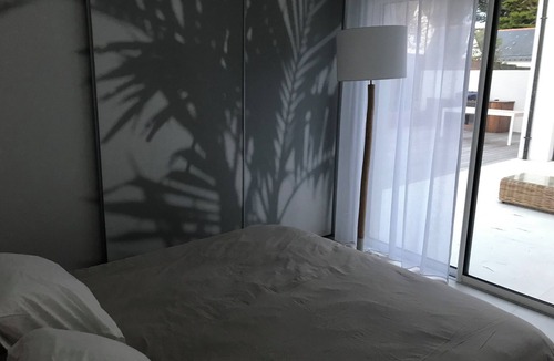 Carnac House | Quiet architect-designed villa 50m from beaches