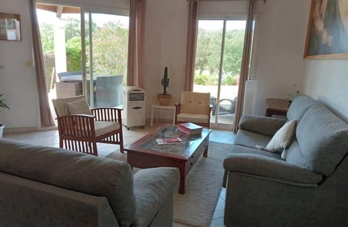 Garrigues Villa | Quiet, facing the golf course, 5 minutes from the town center, very central