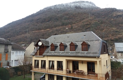 Bagneres-de-Luchon Apartment | quiet studio downtown with garage