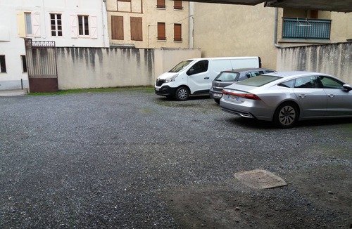 Bagneres-de-Luchon Apartment | quiet studio downtown with garage