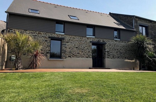 Dol-de-Bretagne House | Quiet, town-center stone house with enclosed garden.