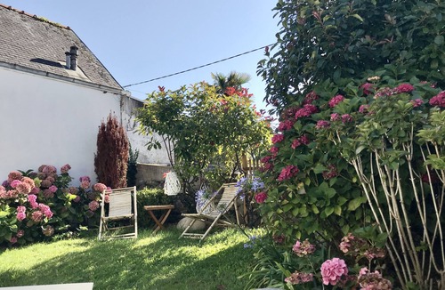 Treboul House | Quiet vacation home with enclosed garden 200m from Tréboul beaches.