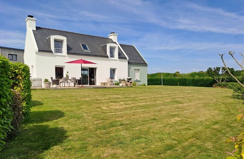 Treffiagat Villa | Quiet villa with sea view