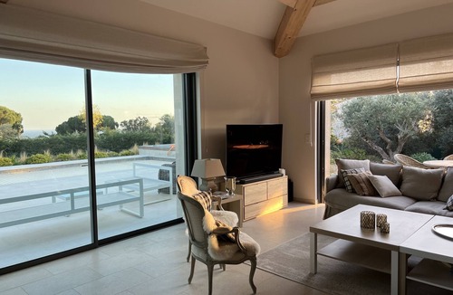 Ramatuelle Villa | Recent single-storey villa with sea view close to La Réserve hotel