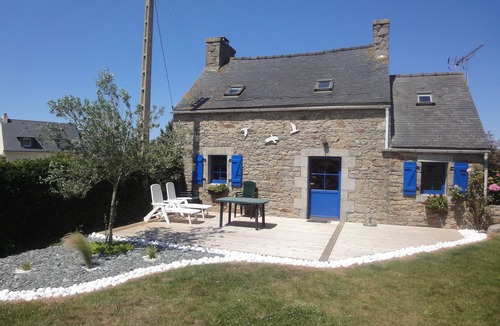 Plougoulm House | Renovated typical Breton house, 900 m from the beach *.