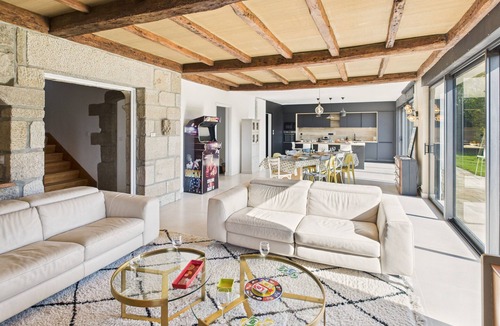 Pont-l'Abbe House | River View – Spacious House and Garden for 10