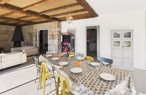 Pont-l'Abbe House | River View – Spacious House and Garden for 10