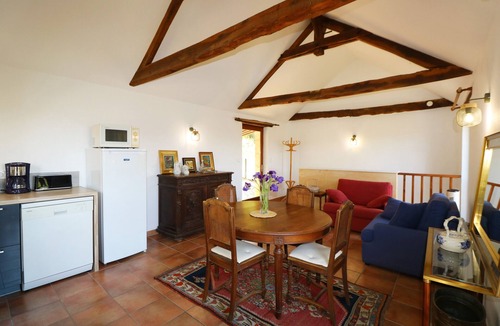 Castels House | Romantic cottage with huge swimming pool walking distance from medieval village