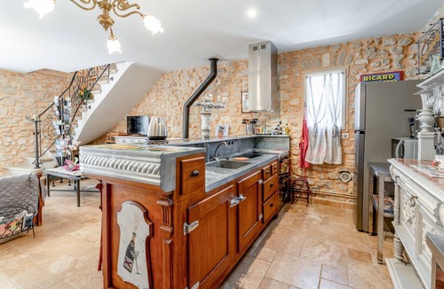 Le Thor Apartment | Romantic Getaway with Pool in Provence