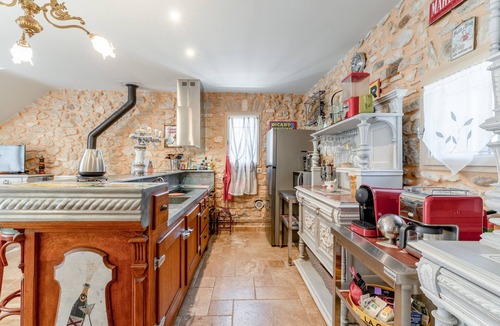 Le Thor Apartment | Romantic Getaway with Pool in Provence