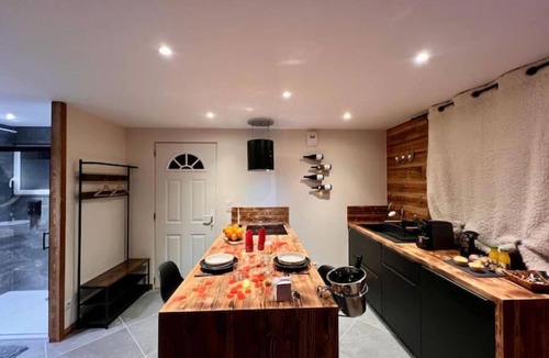 Chabottes Apartment | Romantic mountain escape, private Jacuzzi.