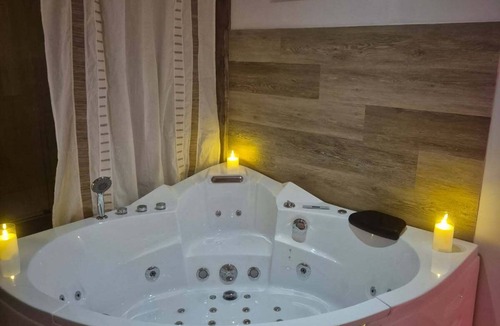 Les Arcs-sur-Argens Apartment | Romantic room