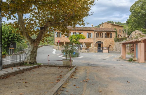 Chateaudouble Apartment | Room 'Bambou' with Shared Terrace and Wi-Fi