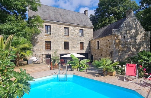 Saint-Ave Apartment | Room 'Chambre Mer' with Shared Pool, Shared Terrace and Wi-Fi