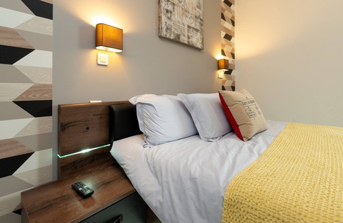 Ploeren Bed & Breakfast | Room 'Gwened' with Shared Terrace, Wi-Fi, and Air Conditioning
