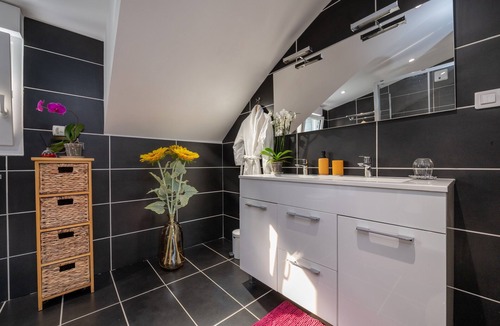 Ploeren Bed & Breakfast | Room 'Gwened' with Shared Terrace, Wi-Fi, and Air Conditioning