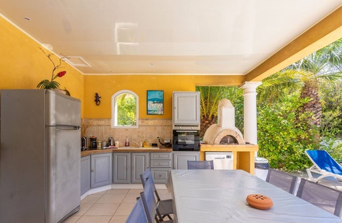 Plage de la Garonnette Apartment | Room 'Le Petit Ramsès - Africa' with Shared Pool, Wi-Fi & Air Conditioning