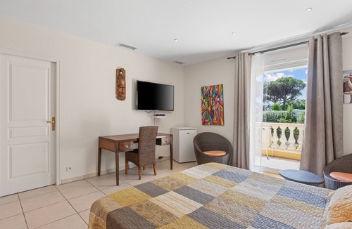 Plage de la Garonnette Apartment | Room 'Le Petit Ramsès - Africa' with Shared Pool, Wi-Fi & Air Conditioning