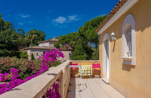 Plage de la Garonnette Apartment | Room 'Le Petit Ramsès - Africa' with Shared Pool, Wi-Fi & Air Conditioning