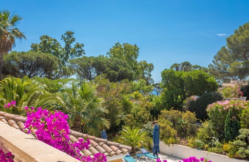 Plage de la Garonnette Apartment | Room 'Le Petit Ramsès - Africa' with Shared Pool, Wi-Fi & Air Conditioning