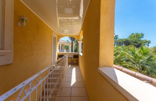 Plage de la Garonnette Apartment | Room 'Le Petit Ramsès - Elephants' with Shared Pool, Wi-Fi and Air Conditioning