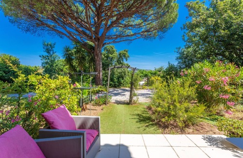 Plage de la Garonnette Apartment | Room "Le Petit Ramsès - Hortensia" with Shared Pool, Wi-Fi and Air Conditioning