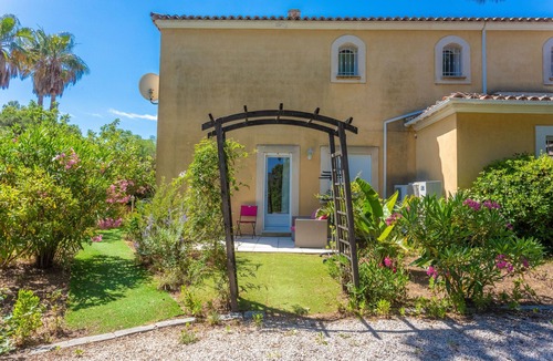 Plage de la Garonnette Apartment | Room "Le Petit Ramsès - Hortensia" with Shared Pool, Wi-Fi and Air Conditioning