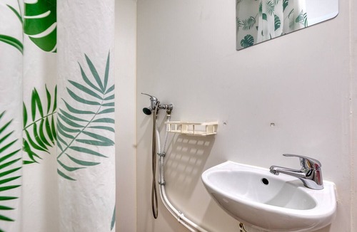 Mudaison Apartment | Room with Shared Terrace and Wi-Fi, 10 Minutes from the Beach