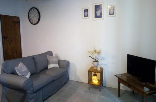 La Bataille House | Rustic 2-Bed Gite near Chef-Boutonne sleeps 4