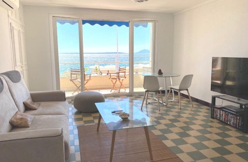 Juan-les-Pins Apartment | sea front studio with a breathtaking view