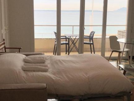 Juan-les-Pins Apartment | sea front studio with a breathtaking view