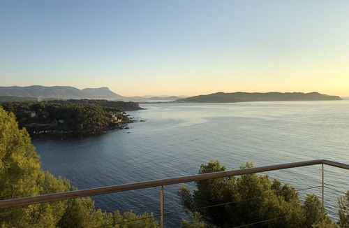 La Seyne-sur-Mer Villa | Seafront - Sumptuous, very quiet, swimming pool, hot tub, private sea access