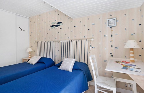 Pont l'Abbe d'Arnoult Bed & Breakfast | Seaside Guest Room with Shared Terrace & Garden, Wi-Fi Included