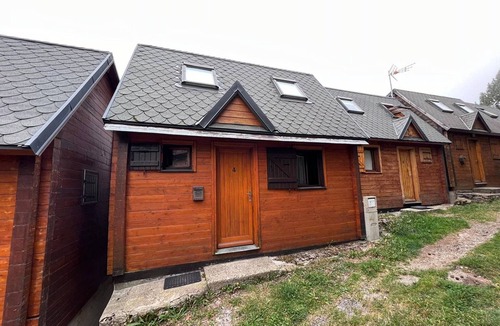 Les Angles Ski Chalet | Semi-detached chalet with lake and mountain views