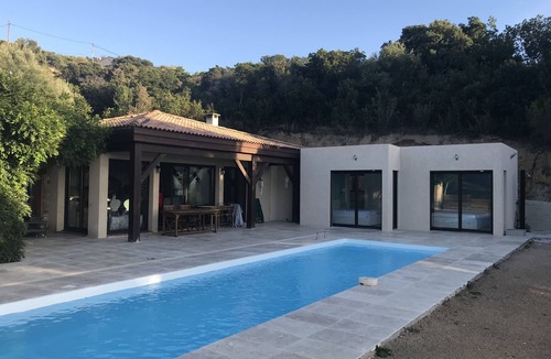 Portigliolo House | Single-storey villa, sea view, swimming pool, 5' from beaches, peaceful setting.