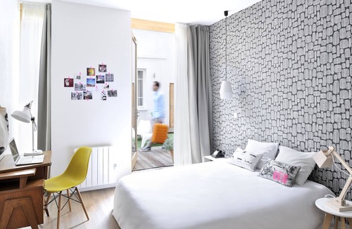 Voltaire - Saint Amour Hostel | Slo Lyon Saxe