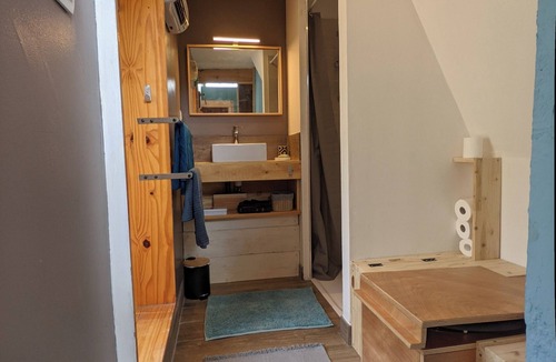 La Combe-de-Lancey Ski Chalet | Small house surrounded by nature and mountains.
