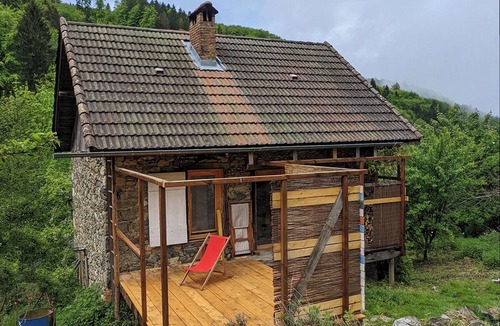 La Combe-de-Lancey Ski Chalet | Small house surrounded by nature and mountains.
