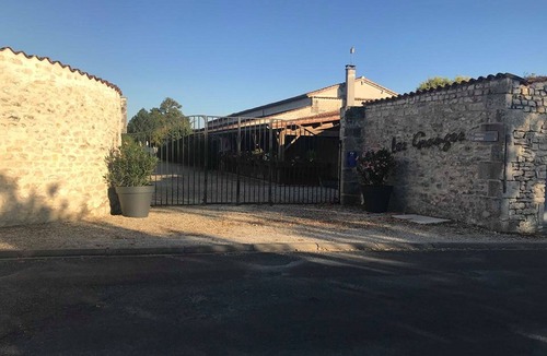Saint-Jean-d'Angely Cottage | Small peaceful house at Domaine les Granges