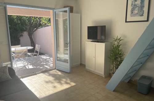 Solaro House | Small villa for 4 with enclosed garden and beach on foot