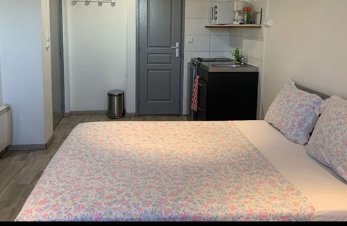 Sablon - Trudaine Apartment | SNCF station stay