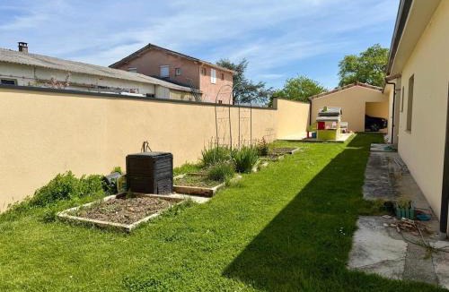 La Salvetat-Saint-Gilles Villa | SoCozy Villa Oasis, Piscine & Jacuzzi, 8 pers