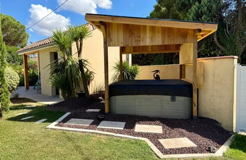 La Salvetat-Saint-Gilles Villa | SoCozy Villa Oasis, Piscine & Jacuzzi, 8 pers