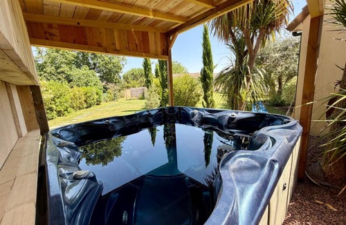 La Salvetat-Saint-Gilles Villa | SoCozy Villa Oasis, Piscine & Jacuzzi, 8 pers
